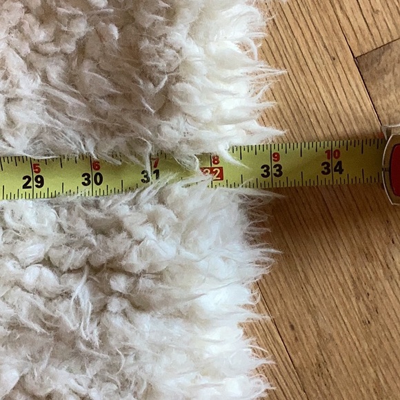 Me Jane ivory faux fur vest with shawl collar, fully lined and side seam pockets - Picture 8 of 9